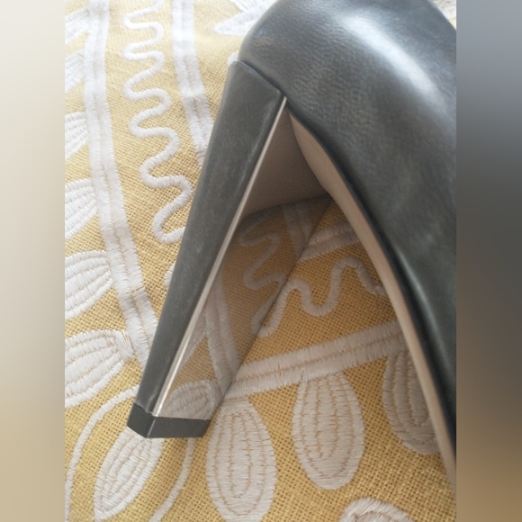 Shoes - Picture 2 of 4